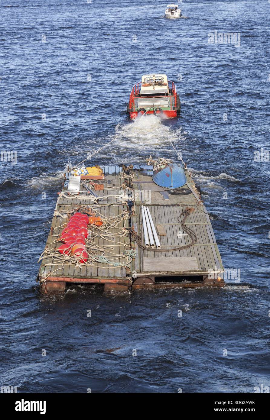 View tugboat towing barge hi-res stock photography and images - Alamy