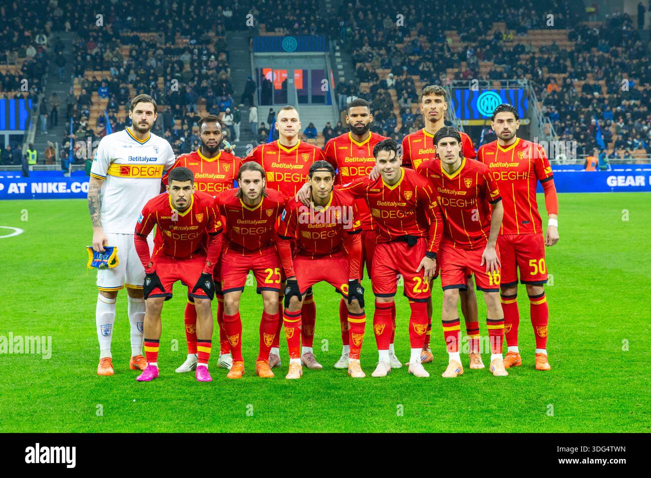 Line-up della squadra di calcio italiana, Lecce, durante una partita di Serie A.