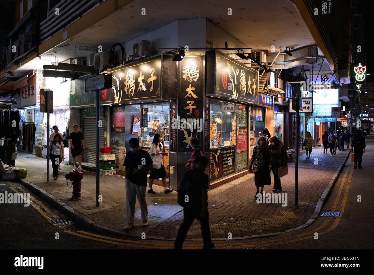 HONG KONG, CHINA - NOVEMBER 5, 2025: People walk by restaurant specializing in roast goose in Kowloon, Hong Kong, China. Stock Photo