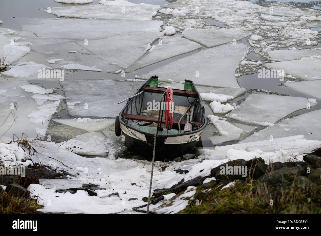 15 January 2026, Lower Saxony, Neu Darchau: A dinghy lies at the ferry ...
