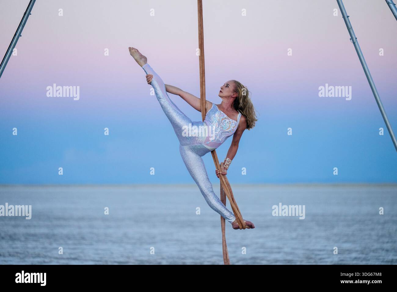 Rope acrobatics hi-res stock photography and images - Alamy