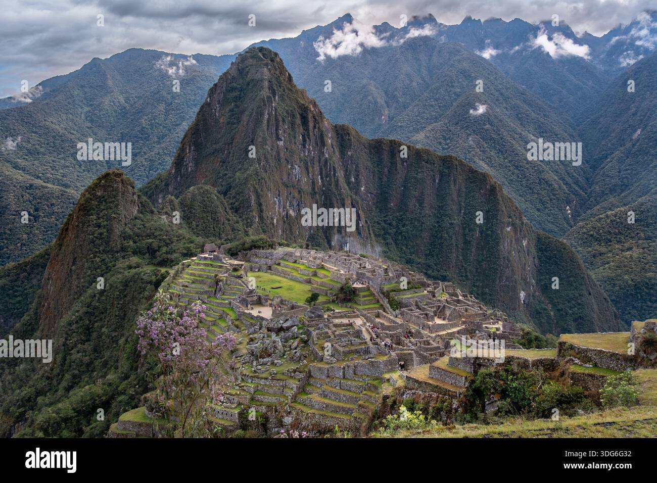 Cloudy view huayna picchu hi-res stock photography and images - Alamy
