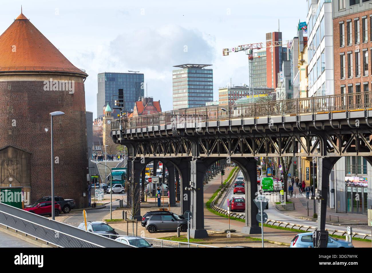 Urban/street Runder Urban street under elevated structure hi-res stock photography and ...