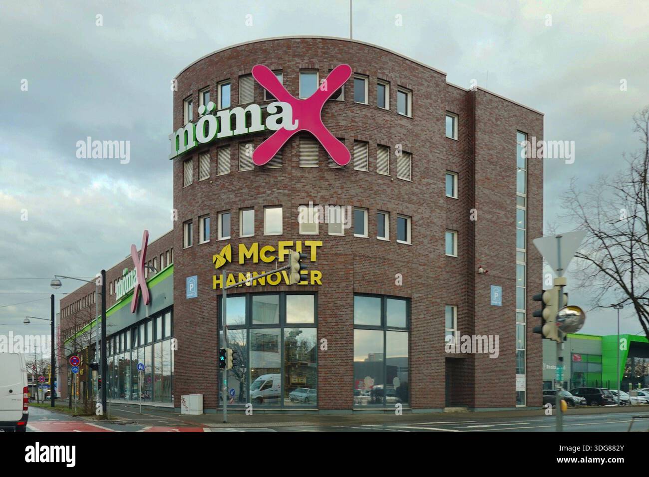 Momax Möbelgeschäft und McFIT Filiale - gesehen am 15.01.2026 in Hannover-Wülfel *** Momax furniture store and McFIT branch seen on 15 01 2026 in Hannover Wülfel Stock Photo