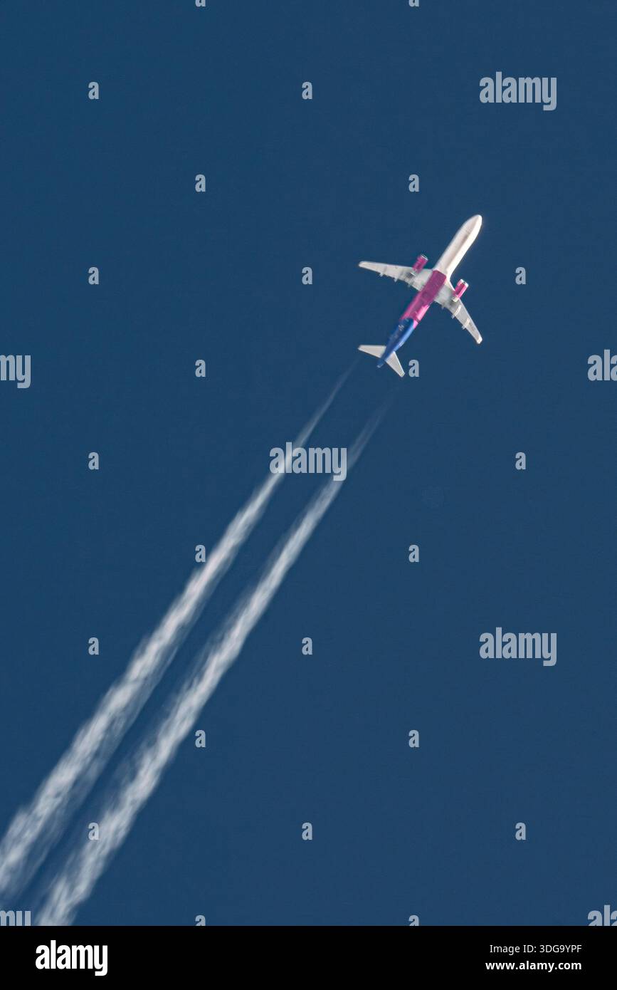 Aircraft cruising altitude hi-res stock photography and images - Alamy