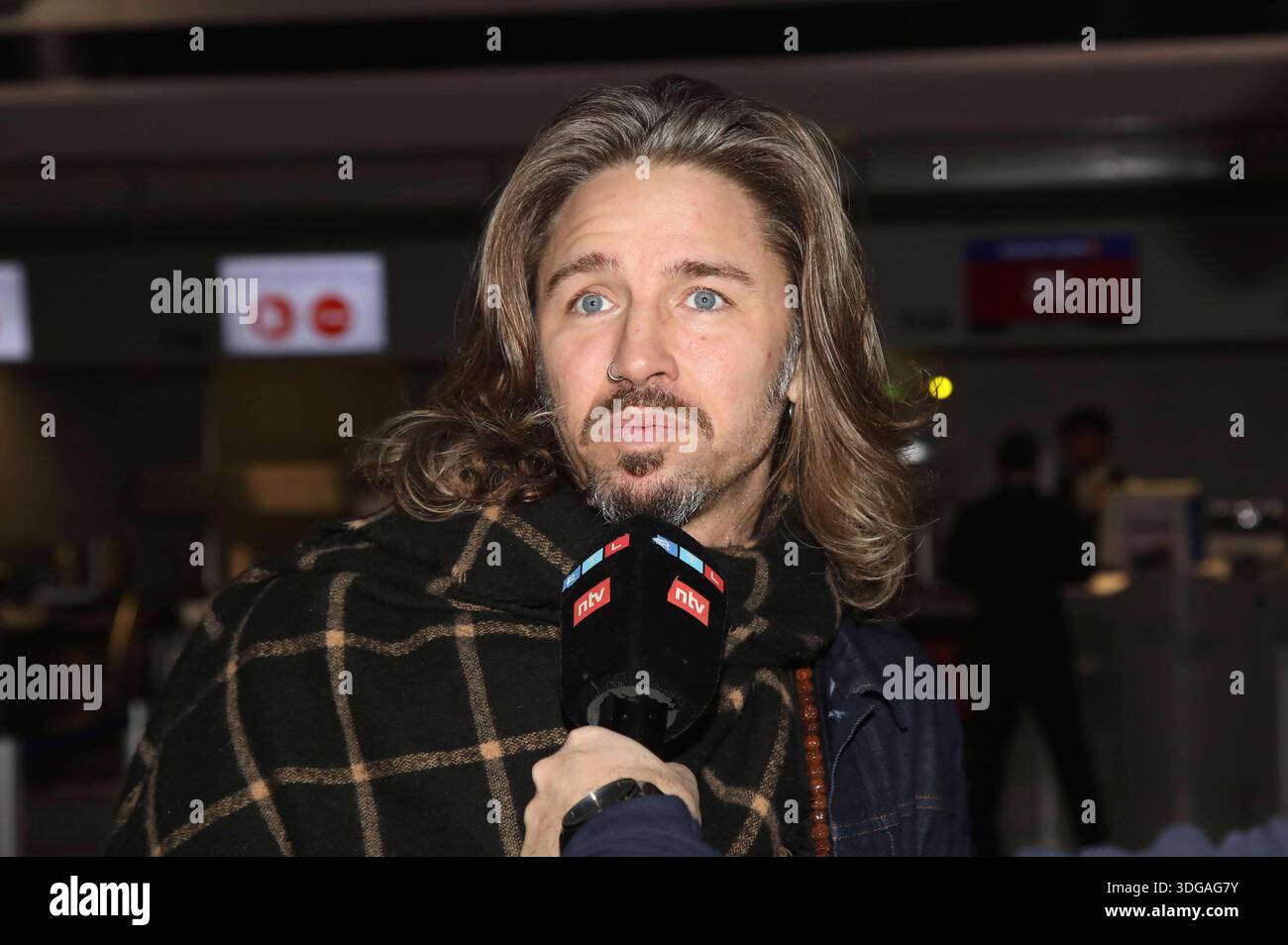Gil Ofarim bei der Abreise der Dschungelcamp-Kandidaten der RTL  Reality-TV-Show Ich bin ein Star - holt mich hier raus nach Australien auf  dem Flughafen Frankfurt am Main. Frankfurt, 16.01.2026 *** Gil Ofarim