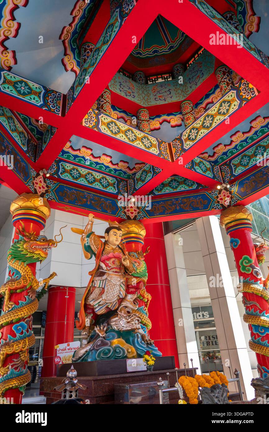 Thailand, Bangkok, Pratunam, Phetchaburi Road, Nehza Pavilion temple,  Colourful Chinese shrine outside Palladium shopping complex to warrior  deity Stock Photo - Alamy