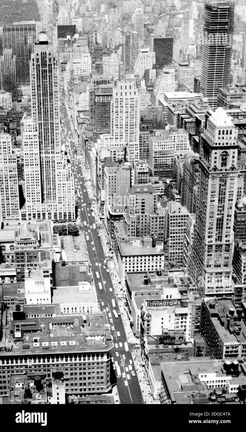 Midtown manhattan aerial 1950s hi-res stock photography and images - Alamy