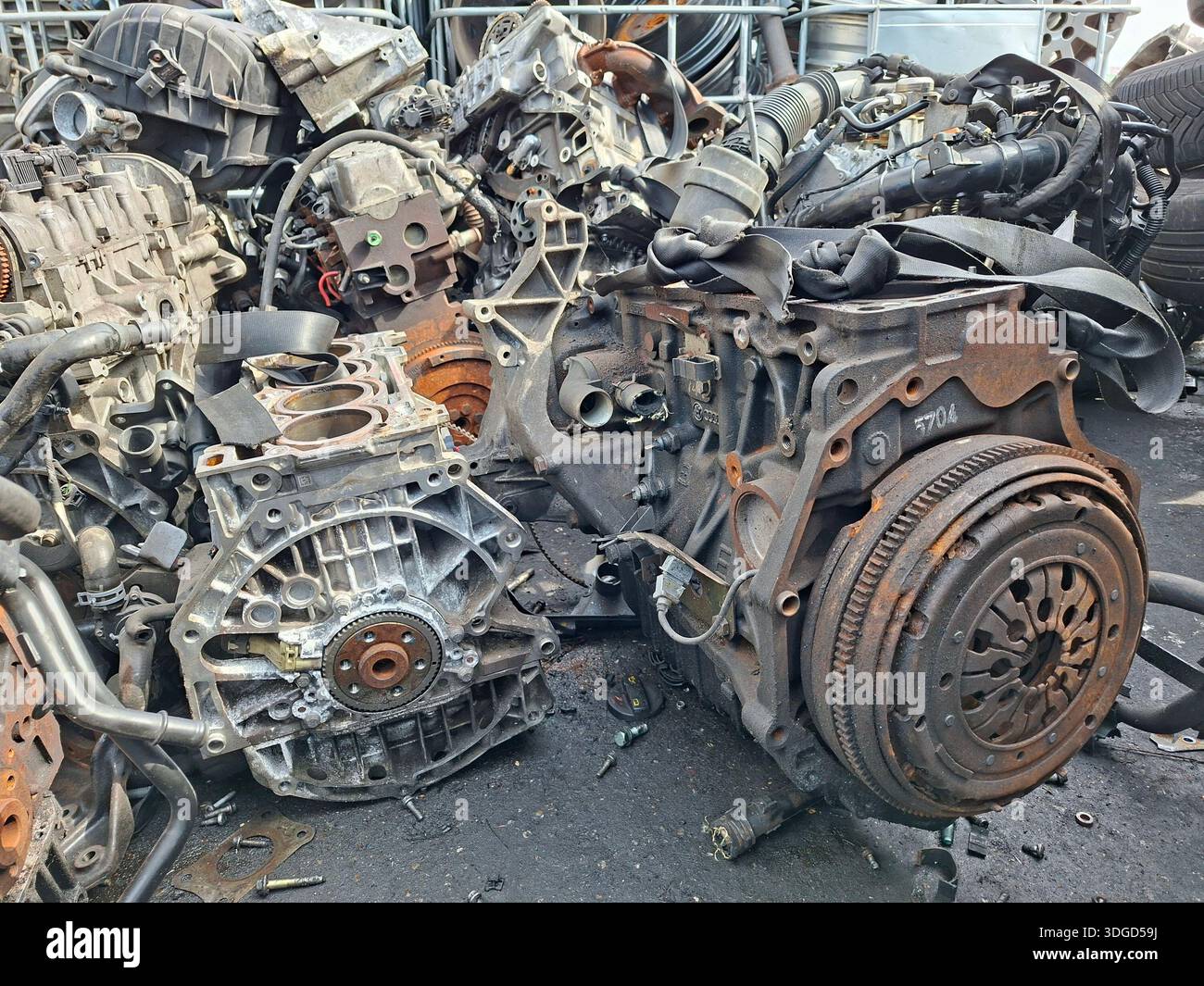 Junkyard engines hi-res stock photography and images - Alamy