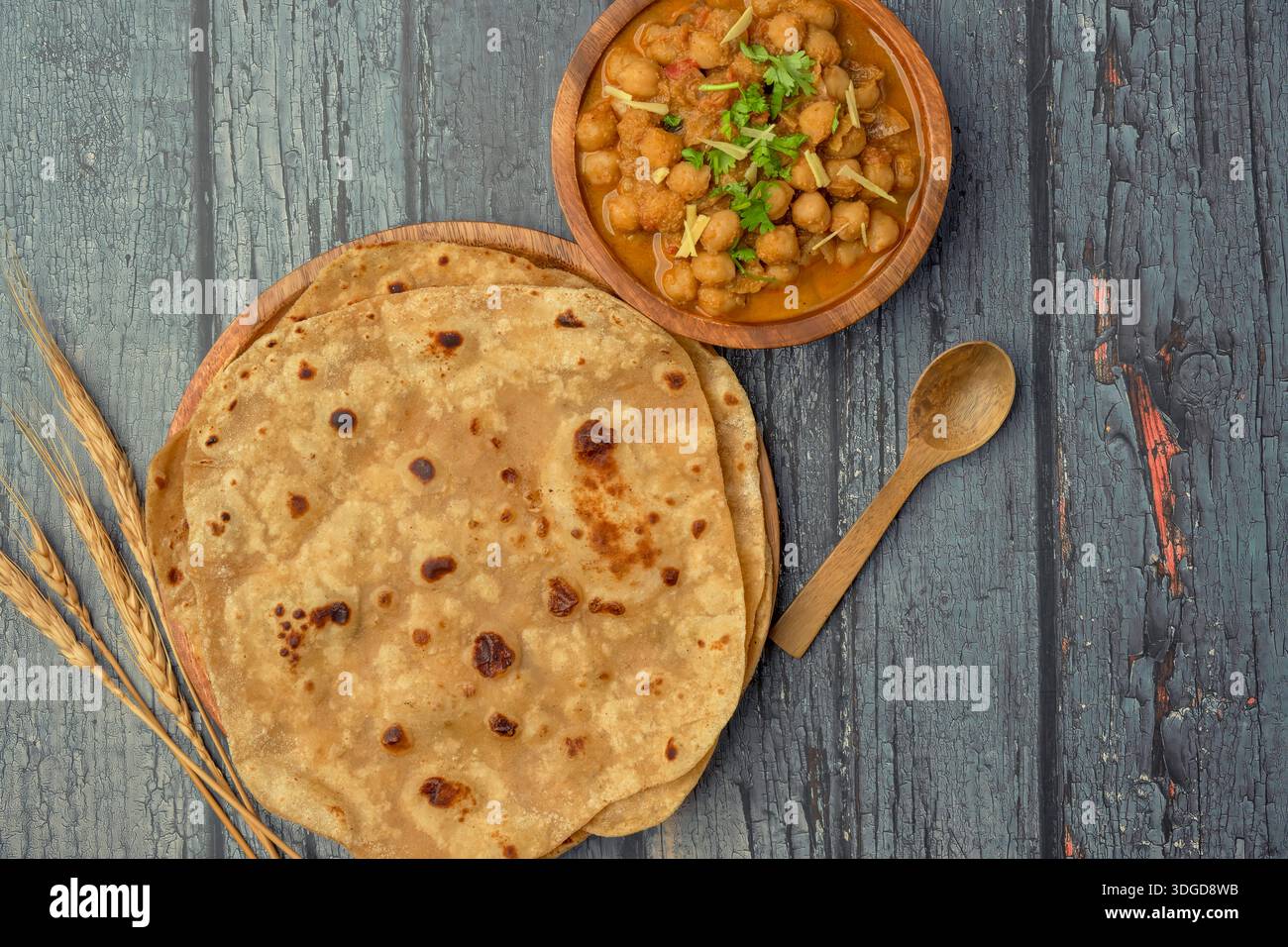Close up shot of chickpeas chana masala with roti or chapati isolated ...