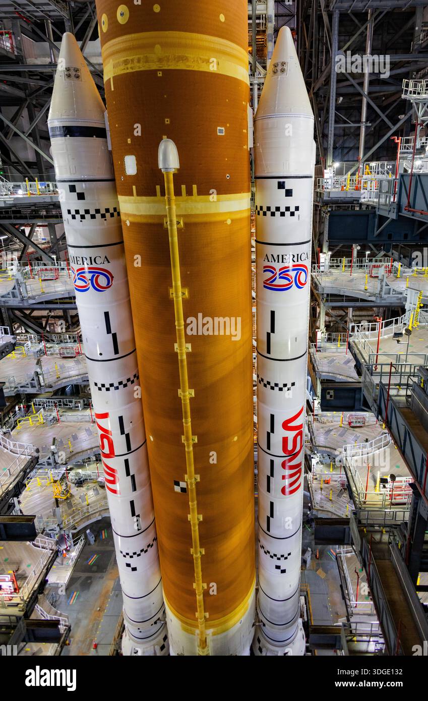 Nasa Vab Rockets Thirteen hours before NASA starts the rollout of their behemoth moon ...