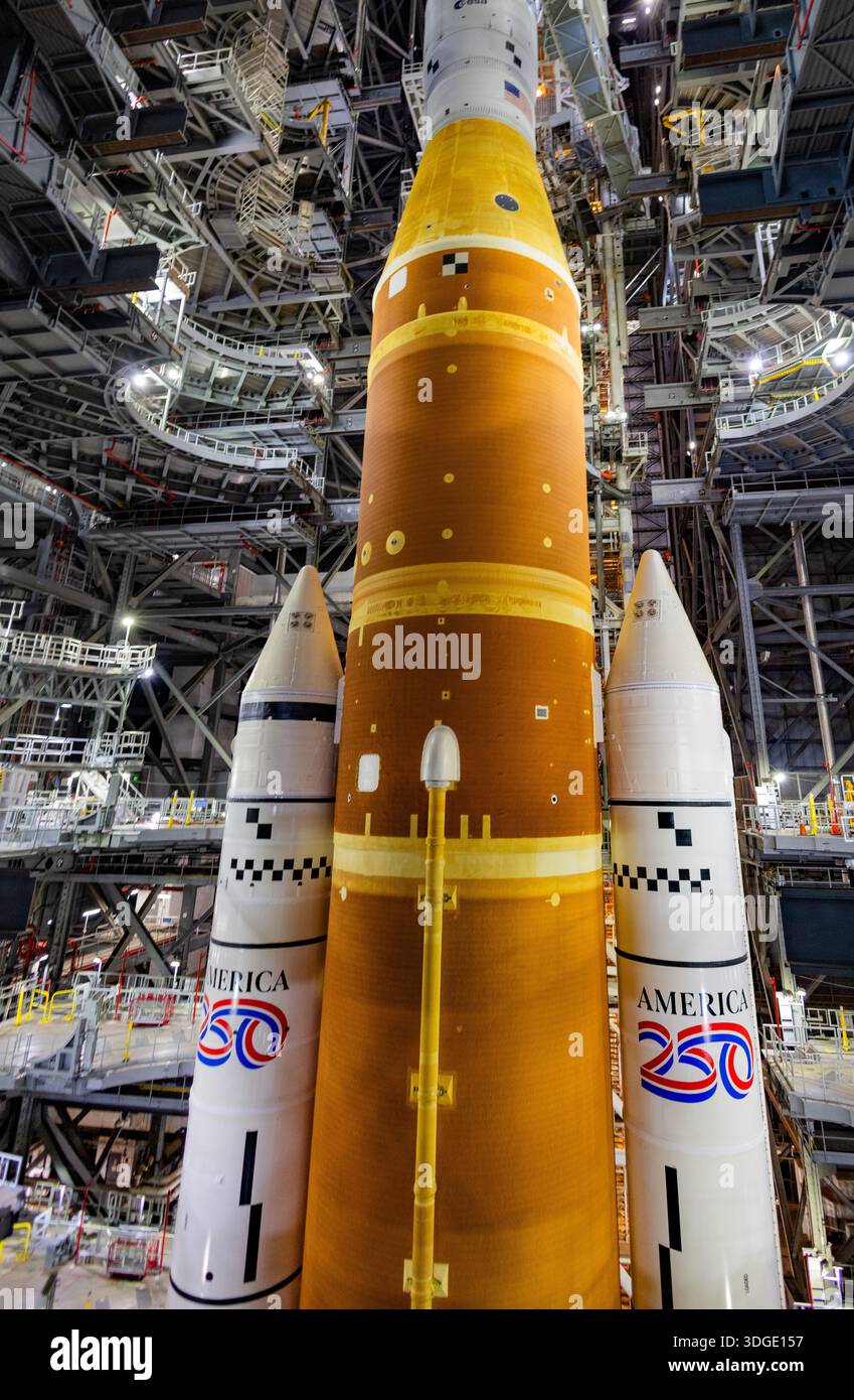 Nasa Vab Rockets Thirteen hours before NASA starts the rollout of their behemoth moon ...