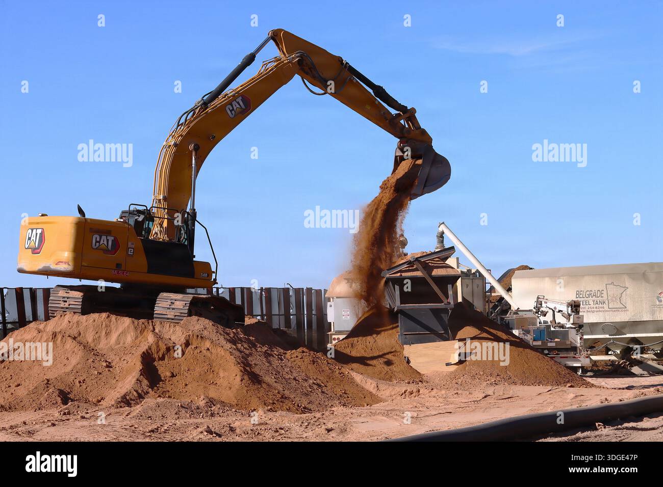 Border Contractor File The U.S. Army Corps of Engineers contractors install border panels at ...