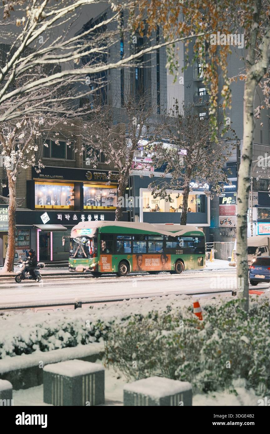 Seoul, South Korea: Green Seoul city bus passing snowy Konkuk ...