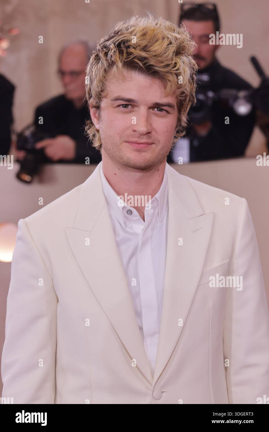 joe-keery-attends-the-83rd-annual-golden-globe-awards-at-the-beverly