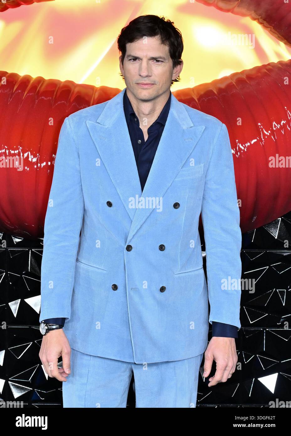 London UK 16th Jan 2026 Ashton Kutcher Attends FX S The Beauty UK London Uk 16th Jan 2026 Ashton Kutcher Attends Fxs The Beauty Uk Premiere At Odeon Luxe West End In London England Uk Friday 16th January 2026 Credit Bang Media Internationalalamy Live News 3DGF62T 