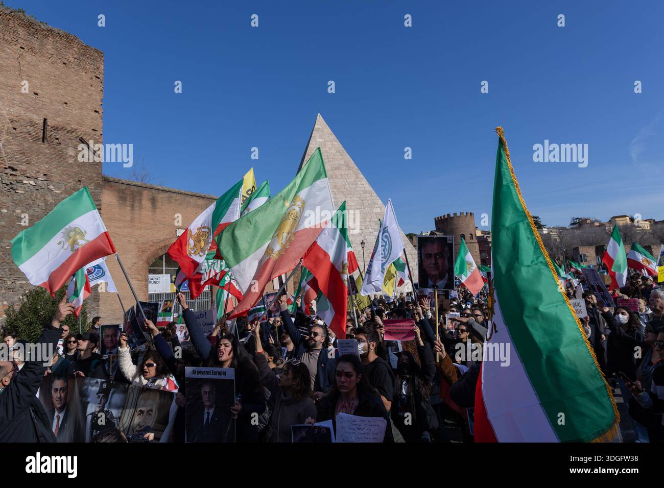 De Jan Rome Rome, Italy. 17th Jan, 2026. Demonstration in Rome to protest the ...