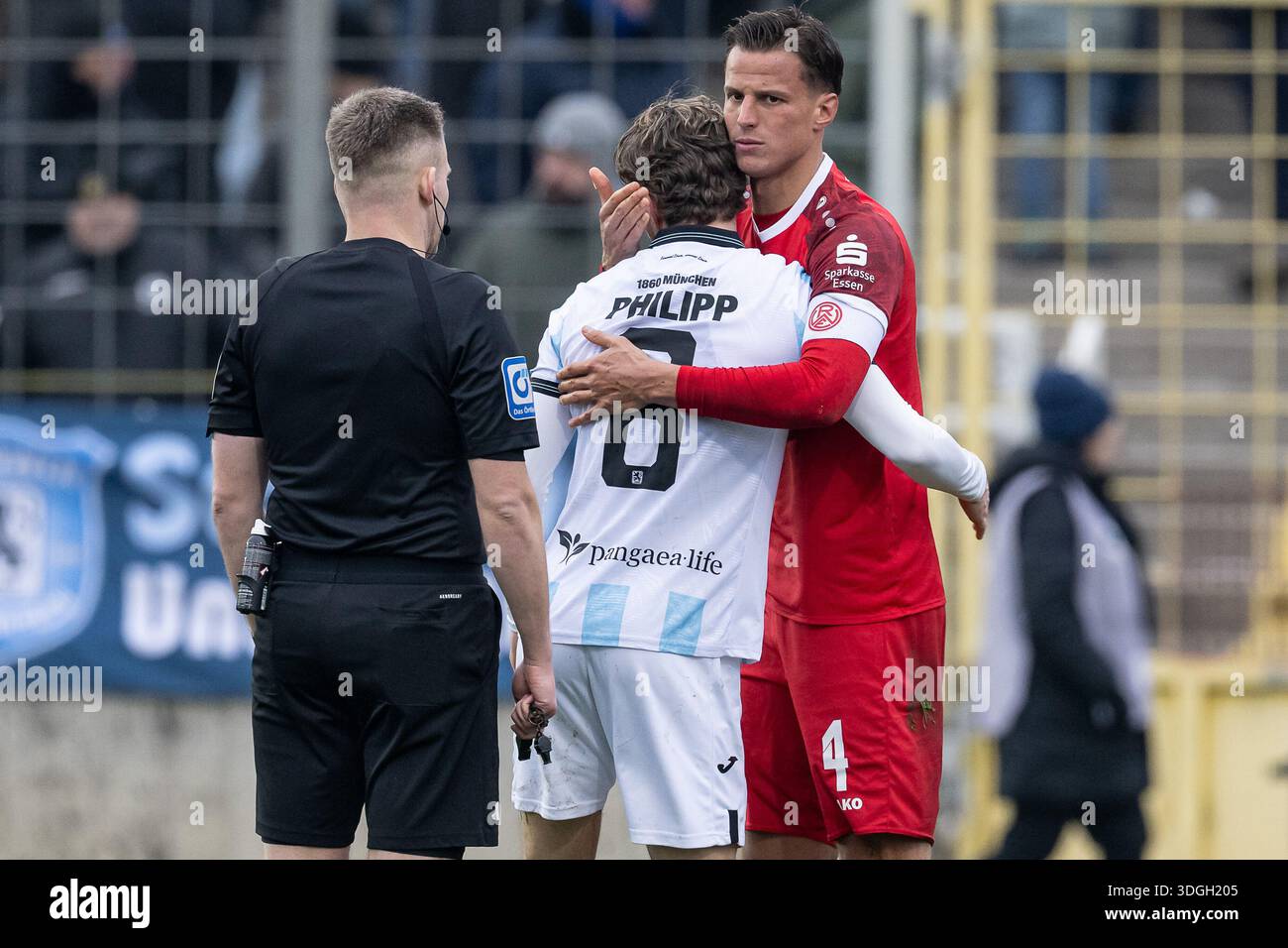 David Philipp (TSV Munich 1860, #08) apologizes to Michael Schultz (Rot ...