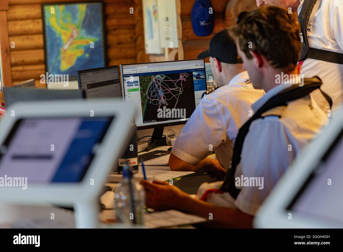 Flight paths map hi-res stock photography and images - Alamy