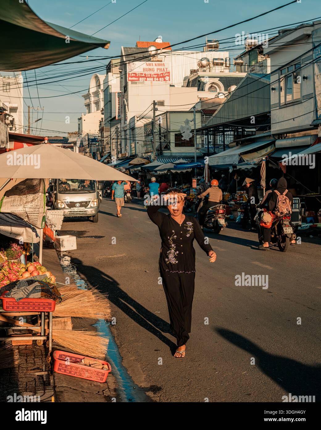 Bustling market scene hi-res stock photography and images - Alamy
