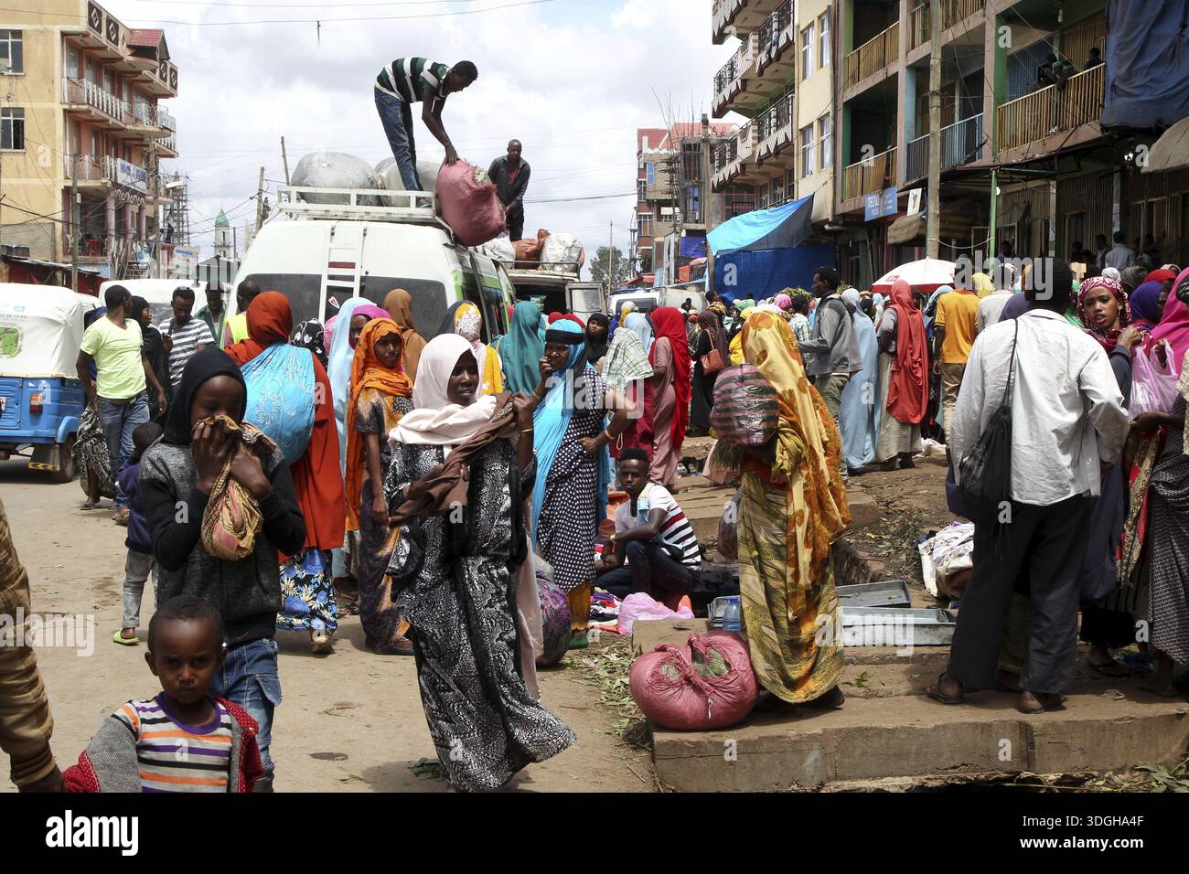 Lively market in Awaday with lots of people and khat sales, Awaday ...