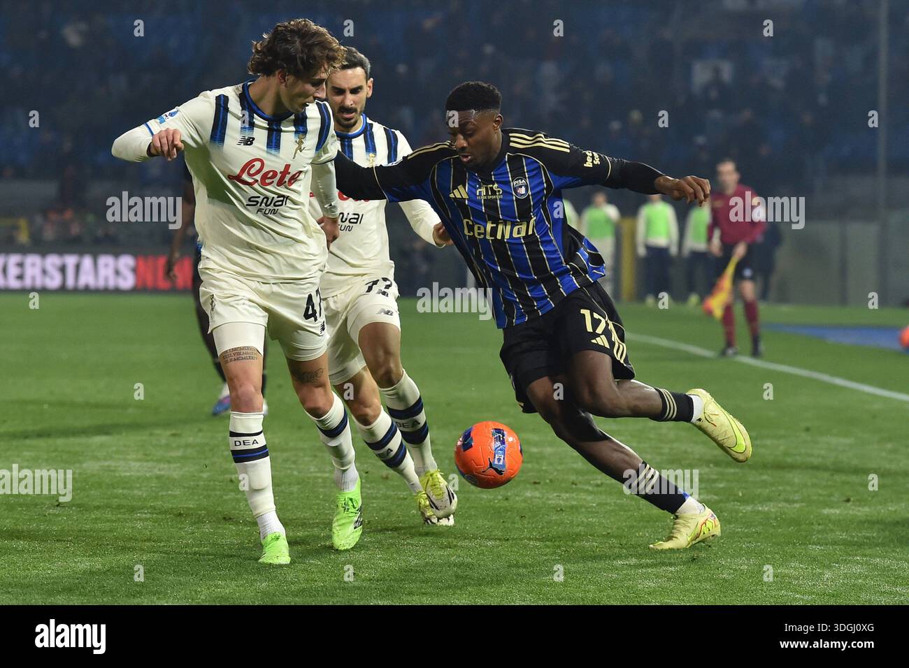 Pisa, Italy. 16th Jan, 2026. Rafiu Adekunle Durosinmi (Pisa) thwarted ...