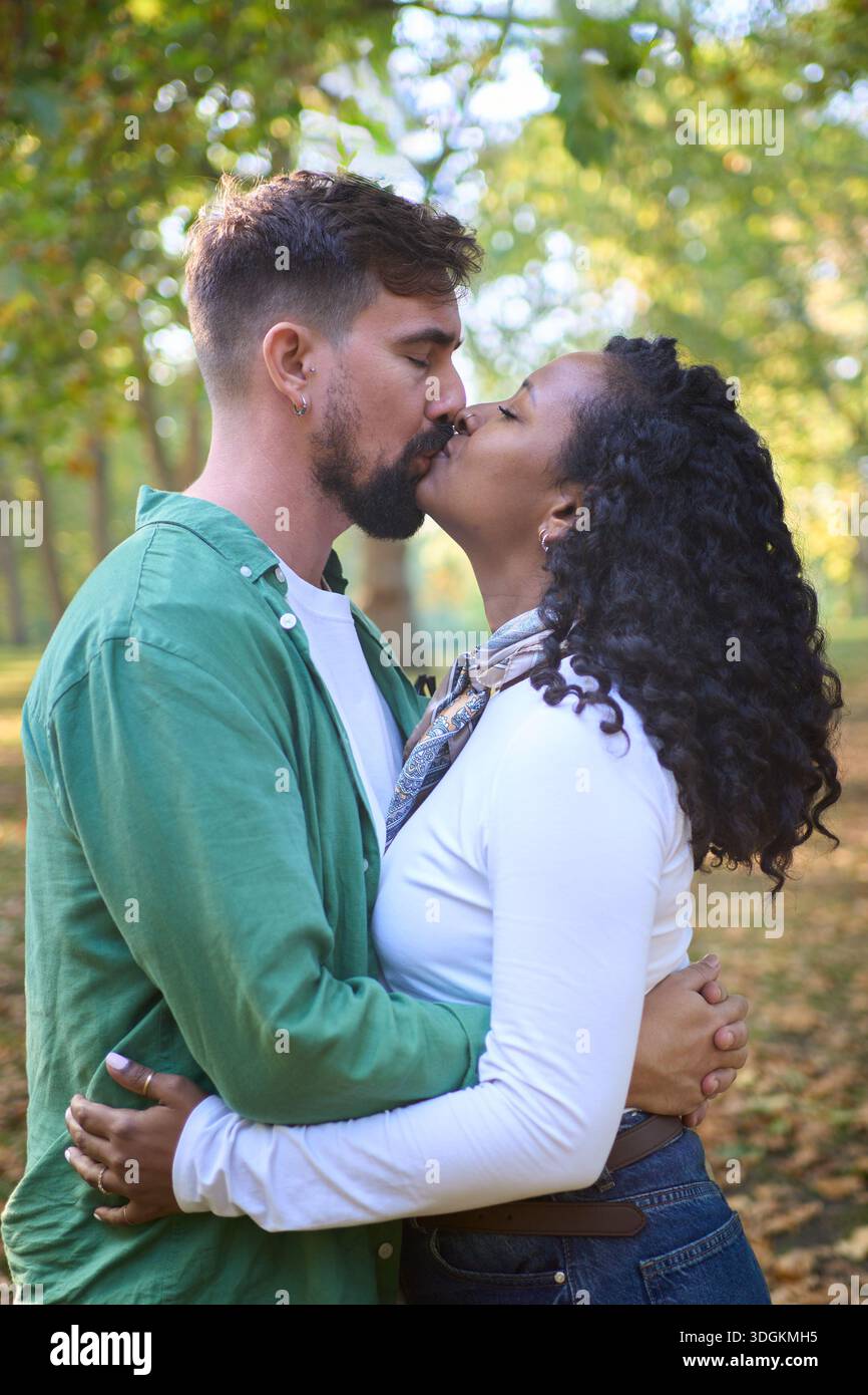 Love park kissing interracial hi-res stock photography and images - Alamy
