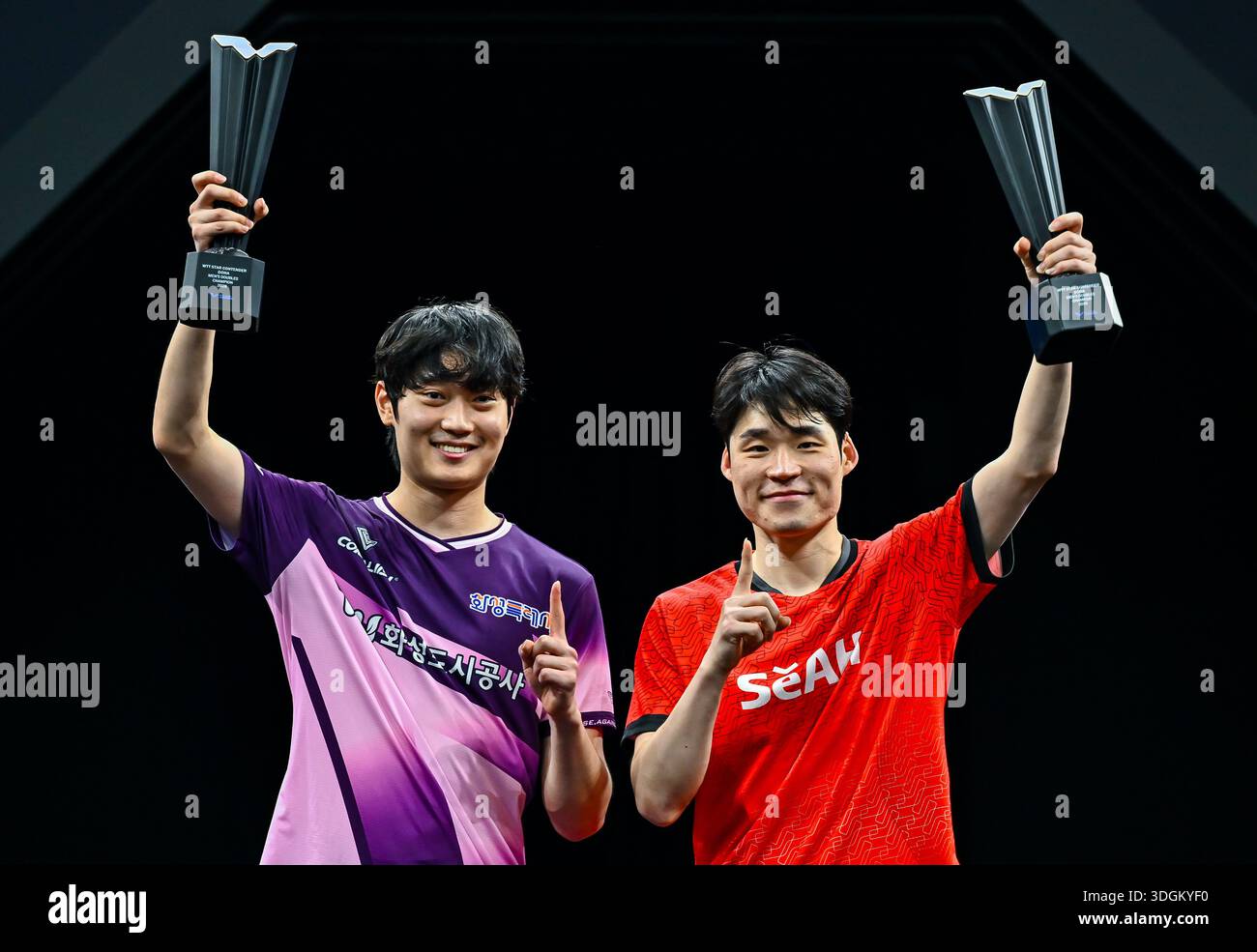 Doha, Qatar. 17th Jan, 2026. Champion Jang Woojin (R) and Cho Daeseong ...