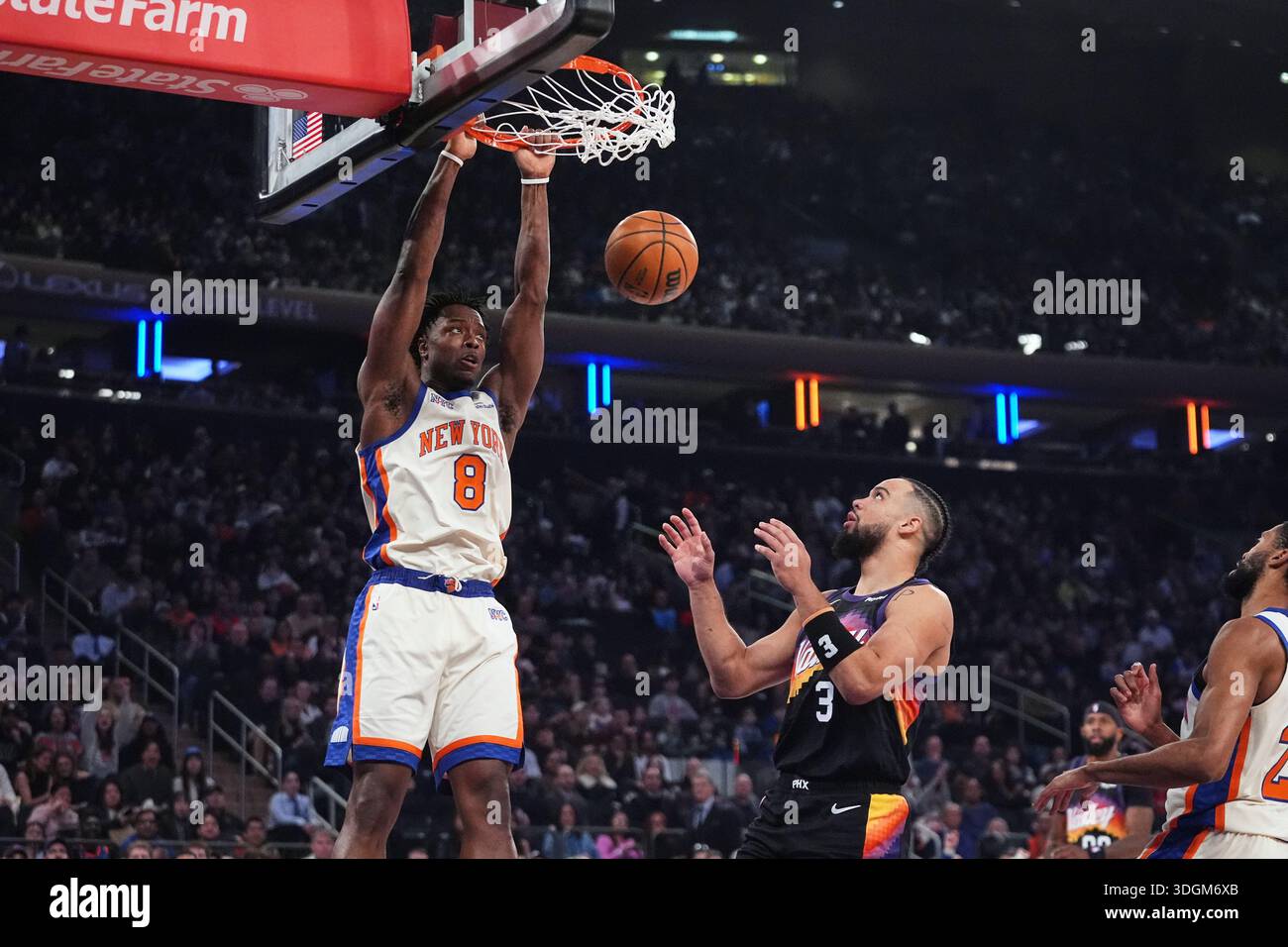 New York Knicks' Og Anunoby (8) dunks the ball in front of Phoenix Suns ...