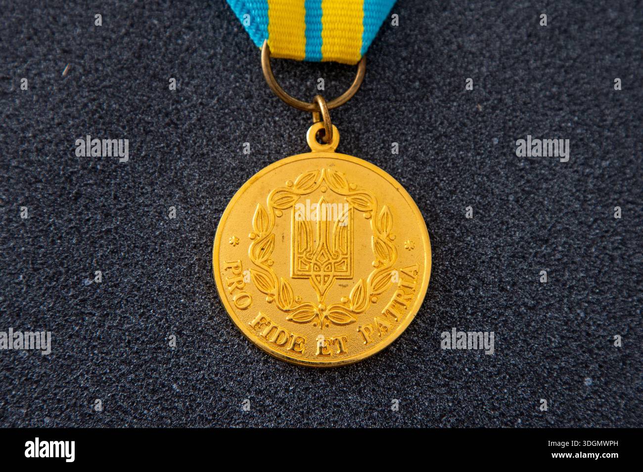 Award ribbon blue hi-res stock photography and images - Alamy