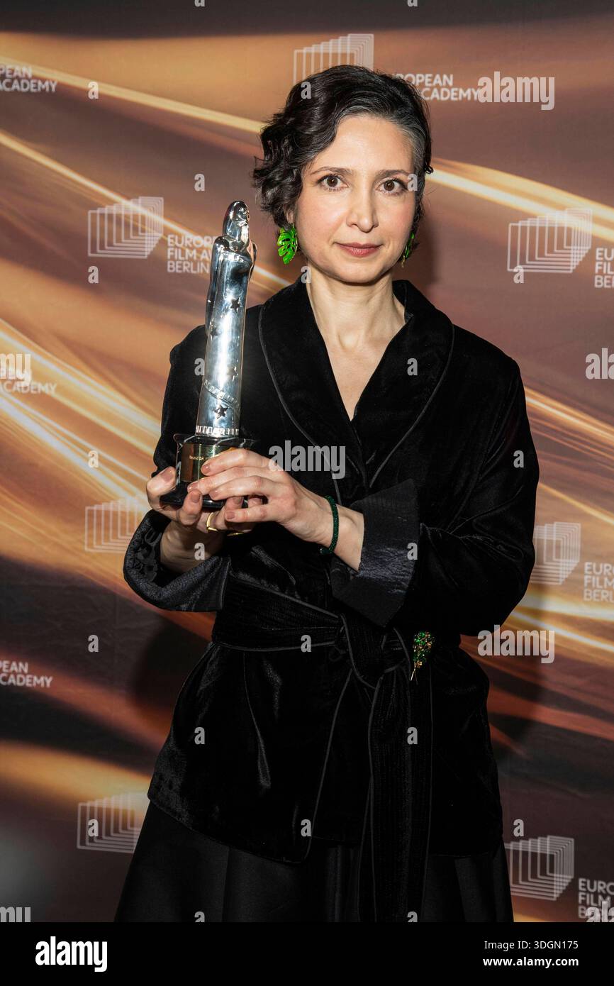 Sara Rajaee abb: Sara Rajaei Gewinnerin Preistraegerin mit Filmpreis zu Gast auf ...