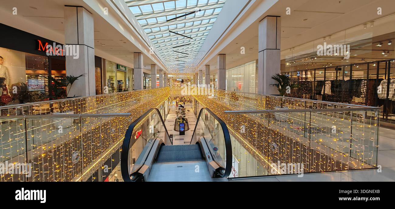 Railing shopping mall hi-res stock photography and images - Alamy