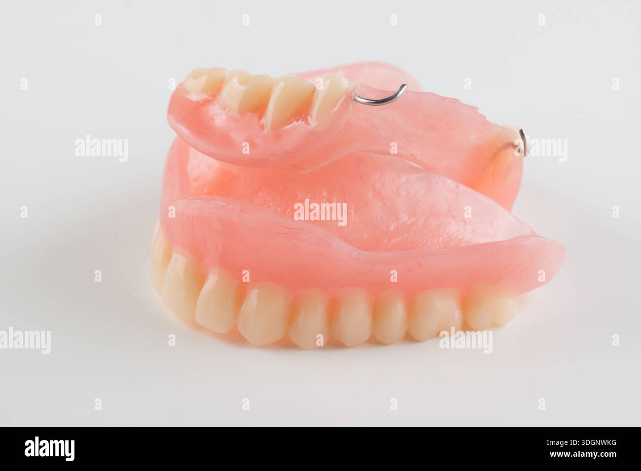 denture　片側一枚のみ　ウロコ　横幅430×縦長600 Removable plastic dentures for dental restoration on a white