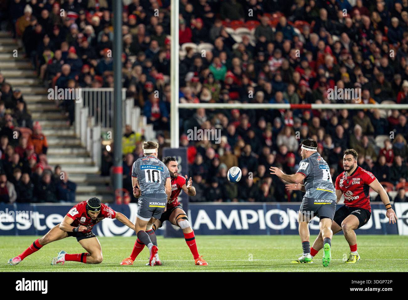 17 january 2026 charlie atkinson of gloucester rugby passes hi-res ...