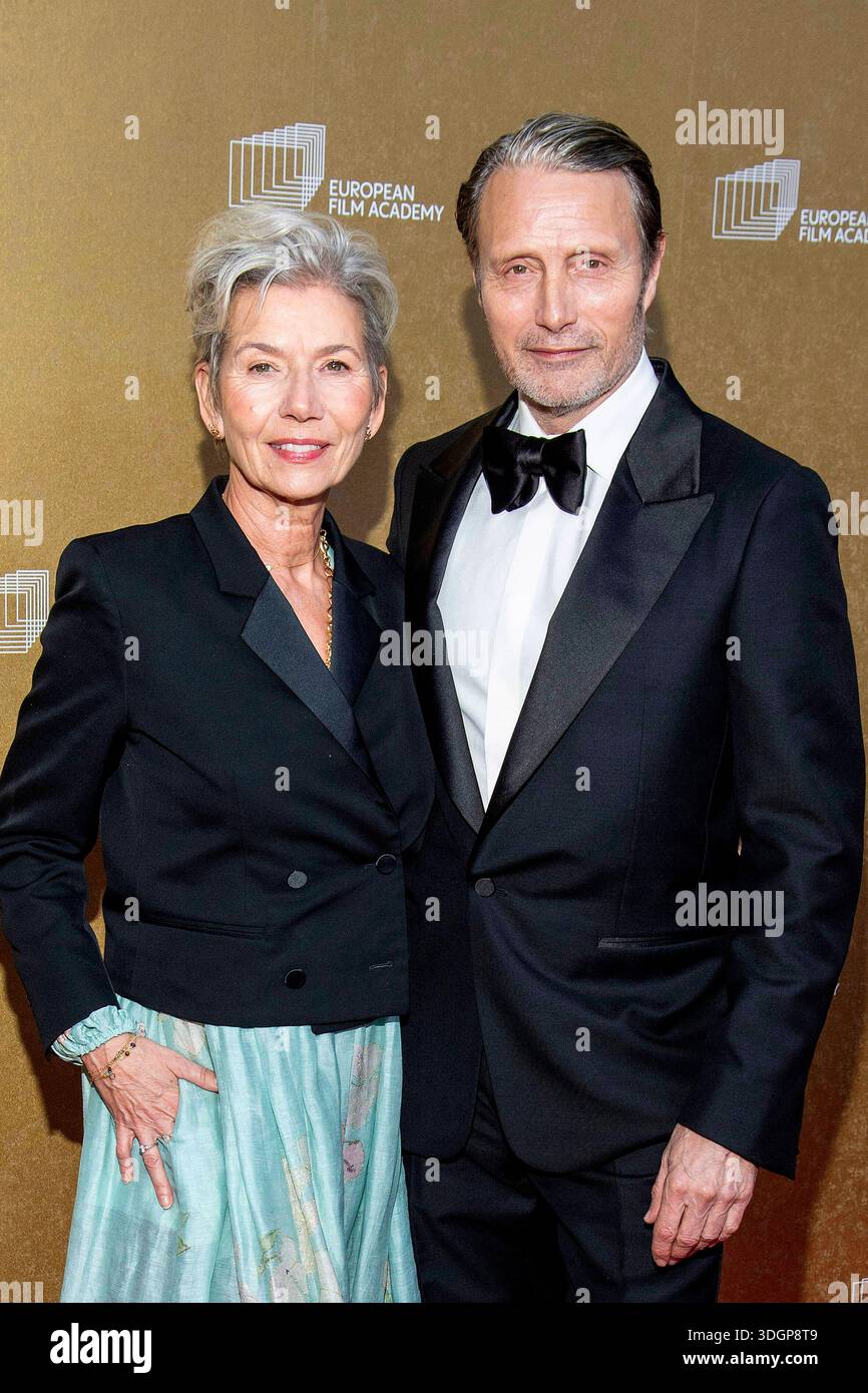 Hanne Jacobsen Und Mads Mikkelsen Bei Der Verleihung Vom Europaeischen hanne-jacobsen-und-mads-mikkelsen-bei-der-verleihung-vom-europaeischen