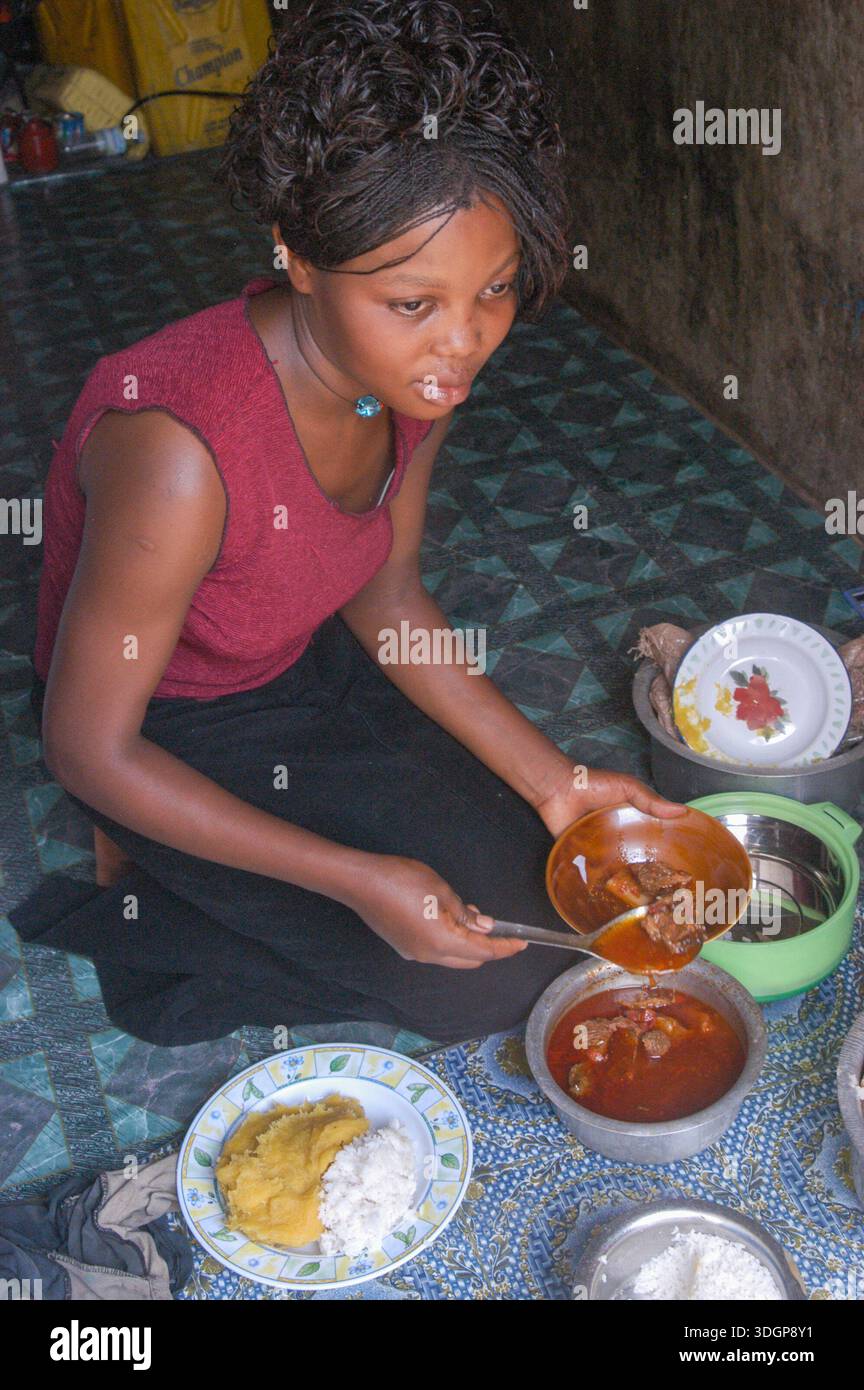 Matoke Ritual Uganda kitchen traditions hi-res stock photography and images - Alamy