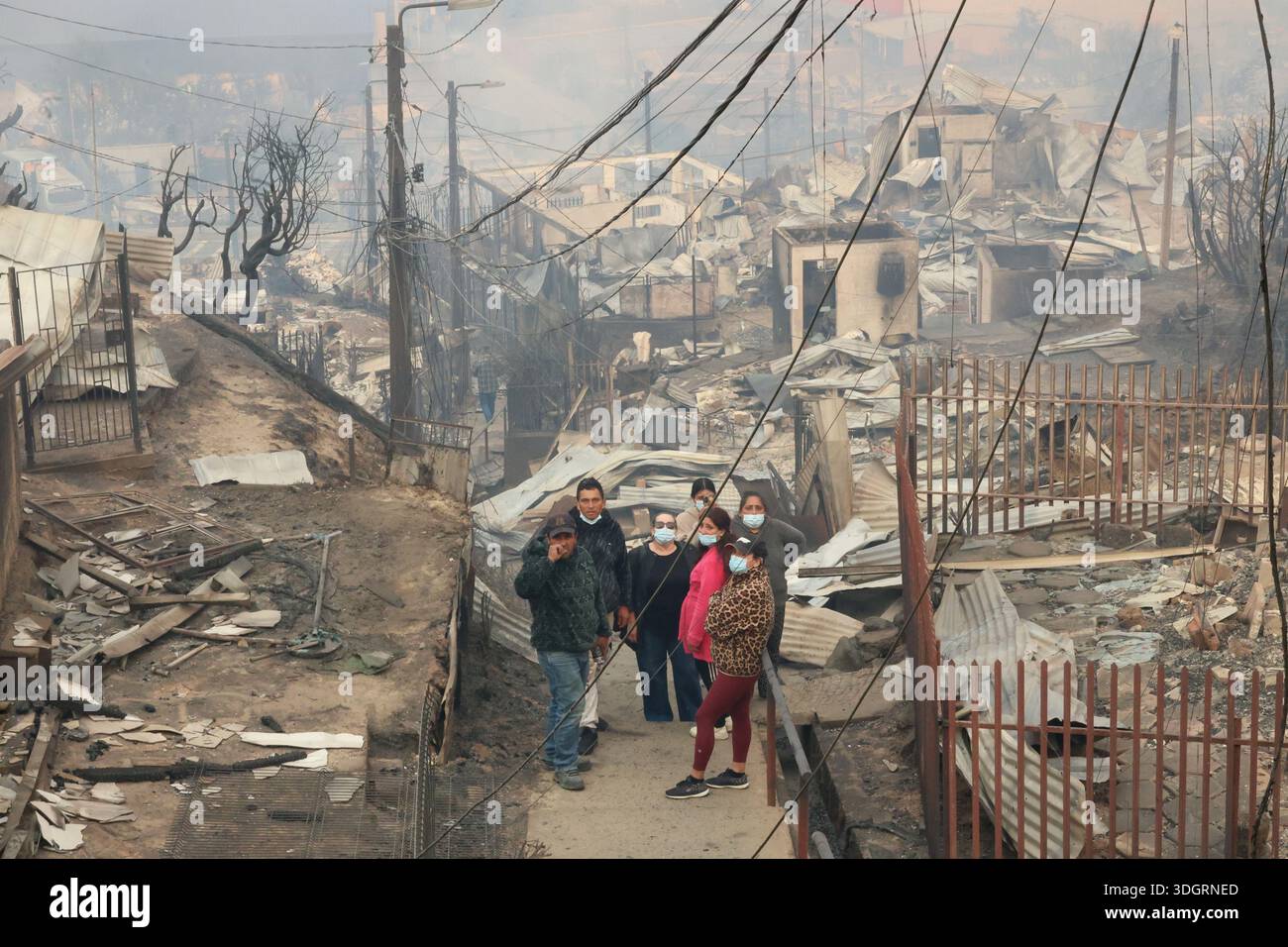 Concepción, Chile – January 18, 2026: The fire has completely destroyed houses in its path; most had already been evacuated. A tragic preliminary toll confirms sixteen death and 253 homes destroyed following uncontrolled wildfires in the commune. Driven by strong winds overnight, the flames rapidly reached urban sectors, also affecting the neighboring towns of Penco and Lirquén. Emergency crews are struggling to contain the disaster in the Biobío region as the fire consumes residential areas. (Photo: Carlos Acuña/ATON/UNAR AGENCY) Stock Photo
