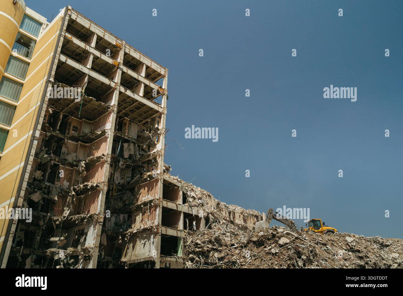 Explosion in war zone hi-res stock photography and images - Alamy