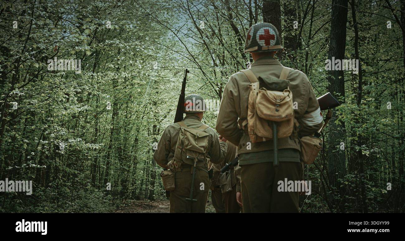 American soldiers walk through hi-res stock photography and images - Alamy