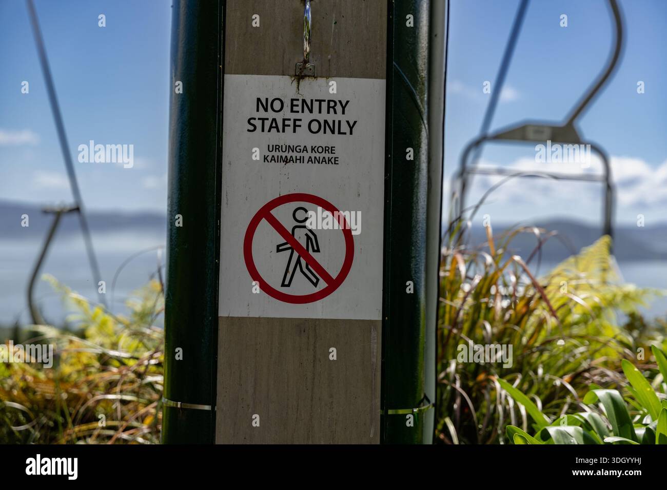 Entry Staff Urunga Kore Kaimahi Anake Warning Stock Photo - Alamy