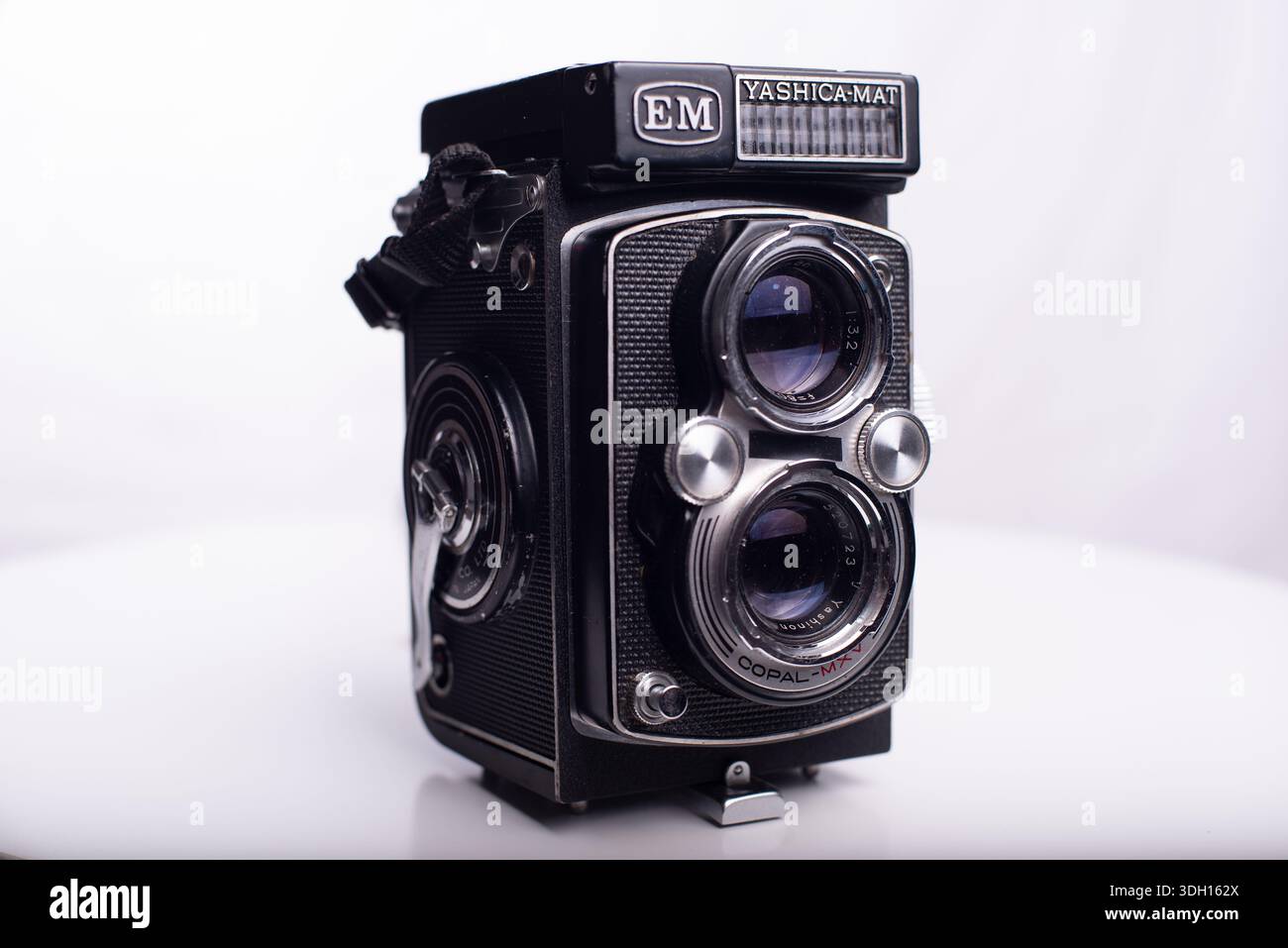 Yashica mat film camera hi-res stock photography and images - Alamy