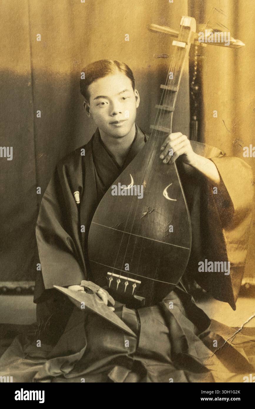 Biwa instrument hi-res stock photography and images - Alamy