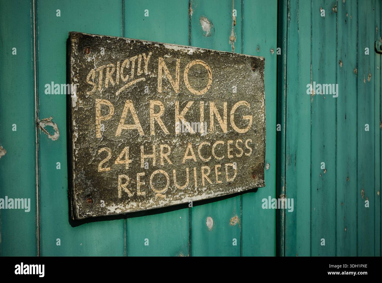 Vintage no parking sign hi-res stock photography and images - Alamy