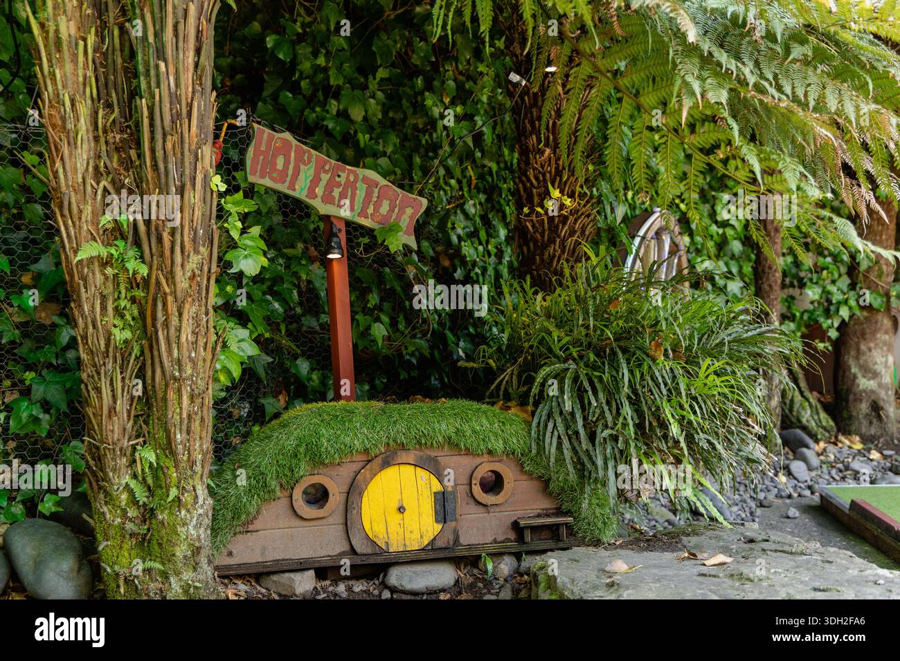 Hobbit house grass hi-res stock photography and images - Alamy