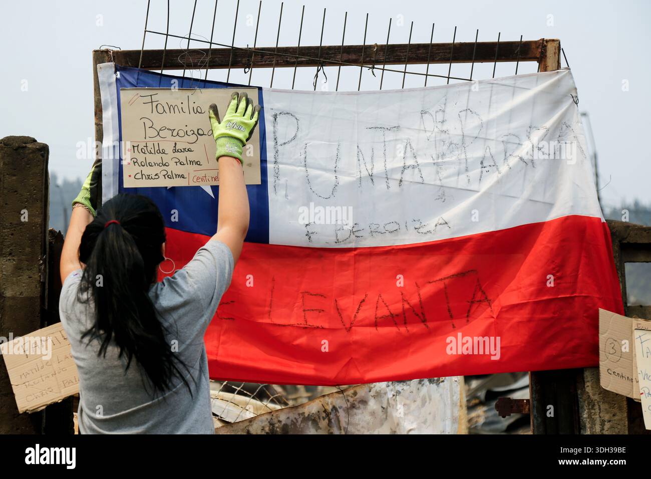 Concepcion, Chile. 19th Jan, 2026. A girl hangs a sign on a Chilean ...