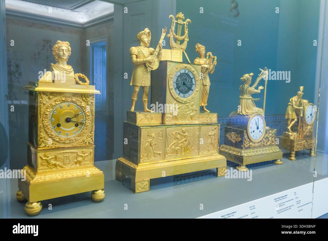 Antique mantel clocks hi-res stock photography and images - Alamy