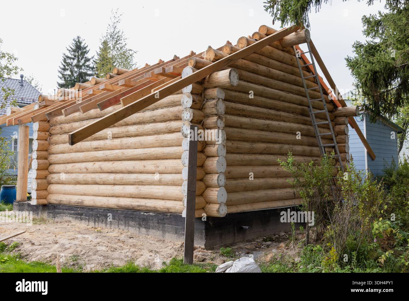 Log cabin under construction hi-res stock photography and images - Alamy