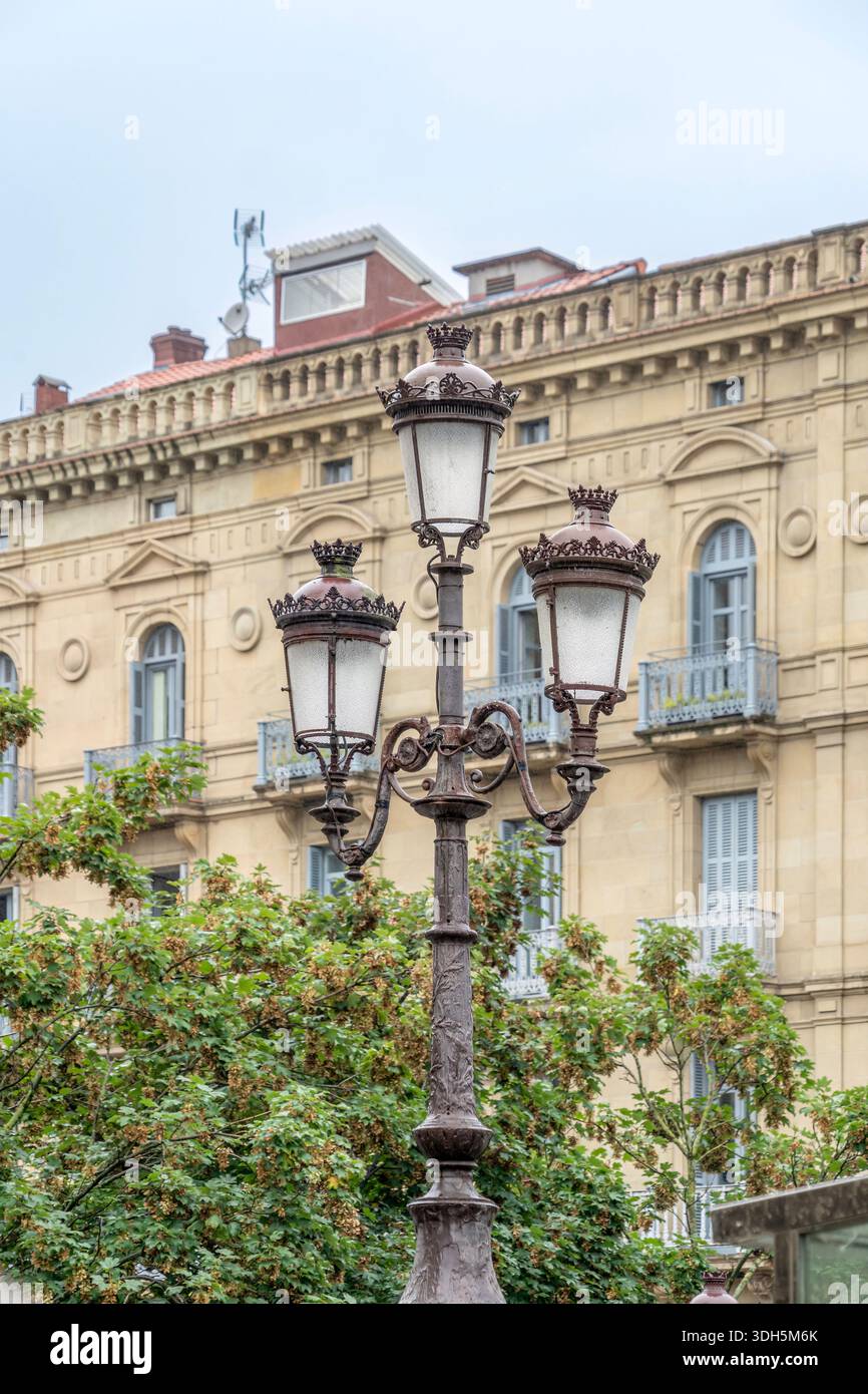 Ornate wrought iron street lamp hi-res stock photography and images - Alamy