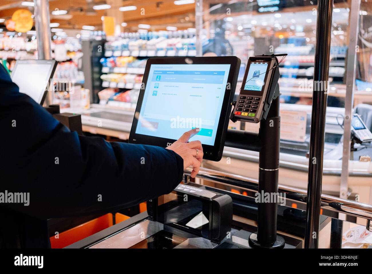 Check Out Process Screens Self checkout experience hi-res stock photography and images - Alamy
