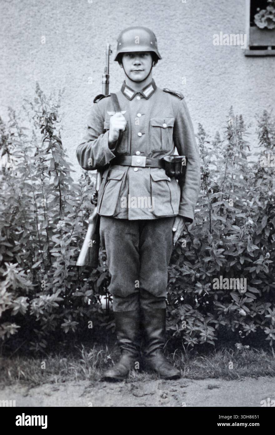 German infantry 1945 hi-res stock photography and images - Alamy
